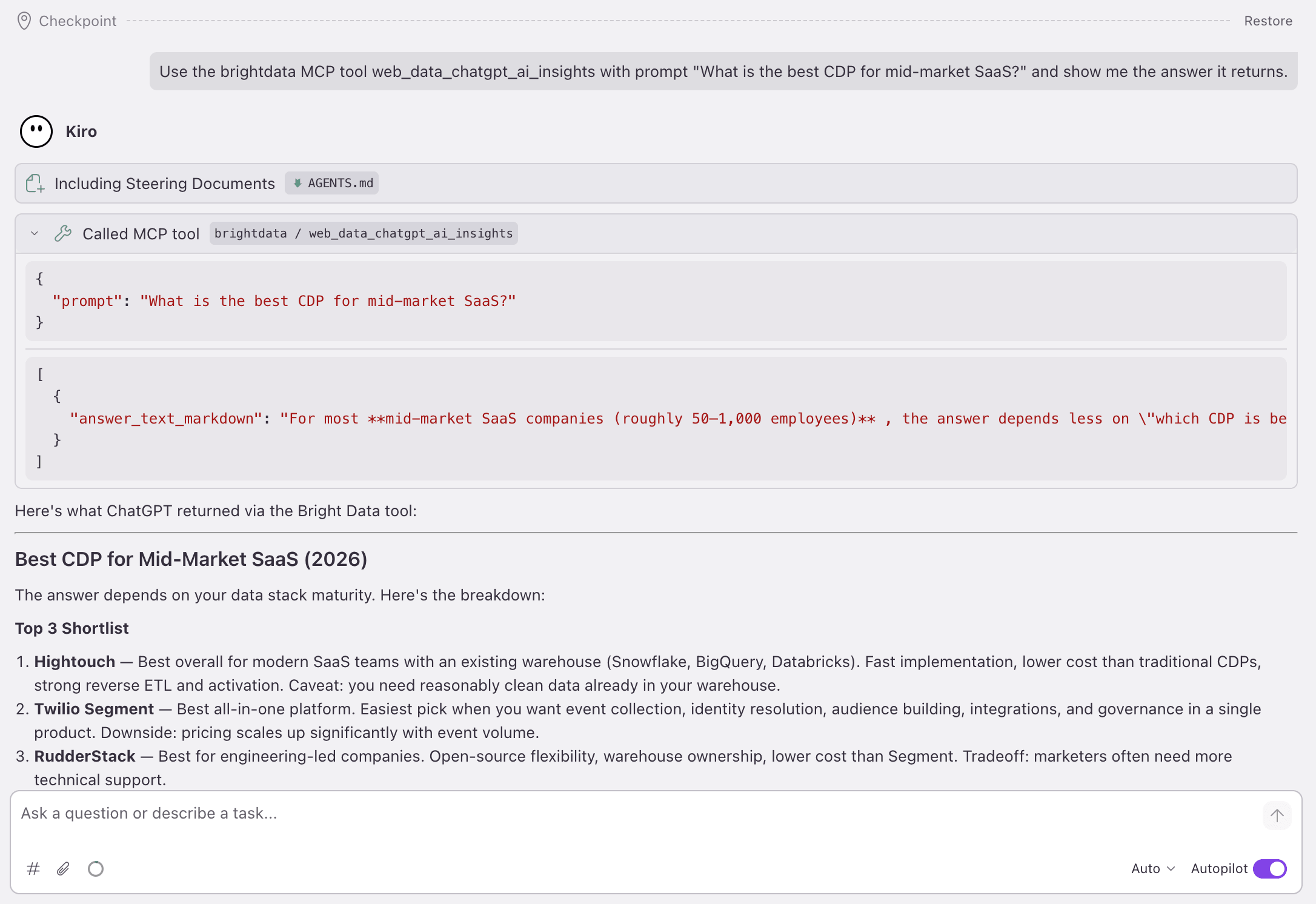 Kiro führt web_data_chatgpt_ai_insights aus: ein `prompt` rein, ein `answer_text_markdown` raus; die Antwort rankt Hightouch, Twilio Segment, RudderStack.
